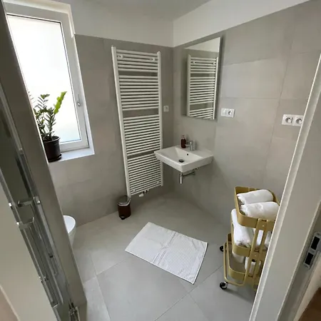 1 Apartment *